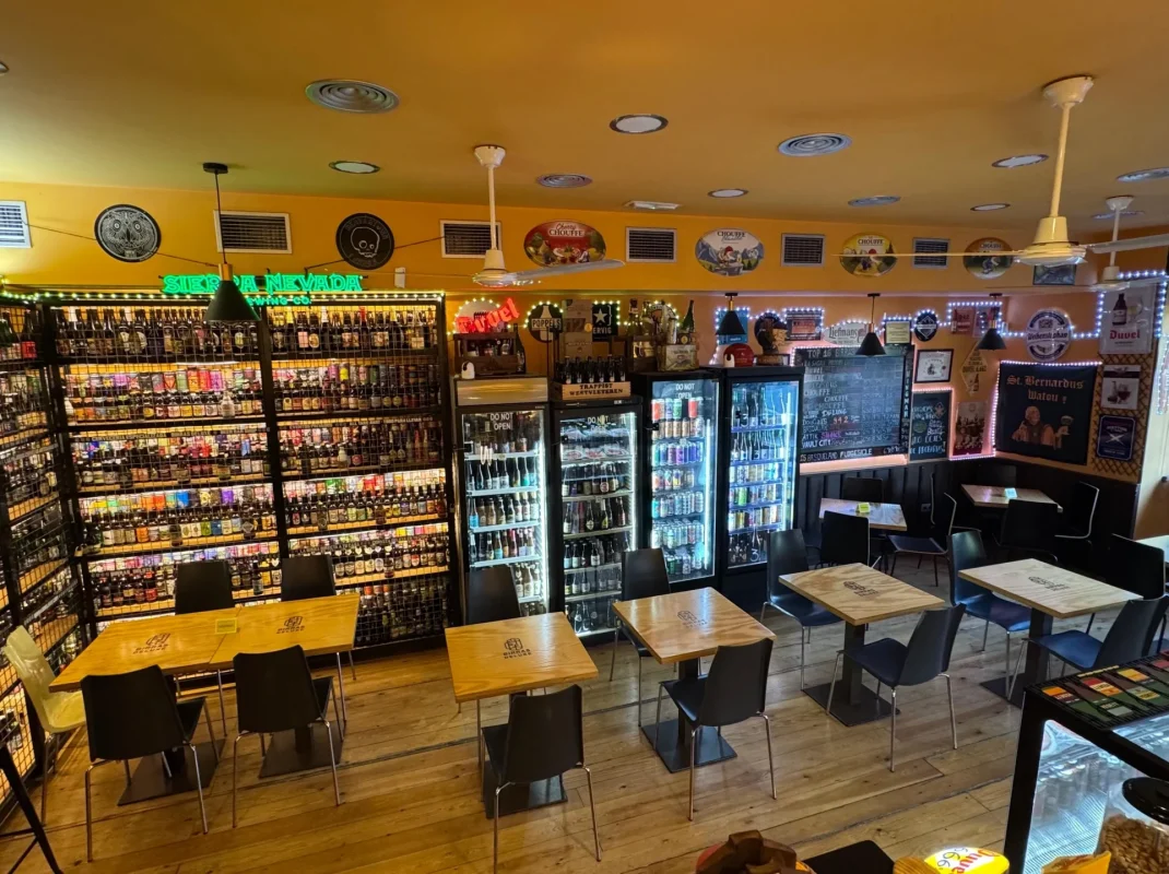foto-mesas-birras-deluxe cata cervezas en malaga