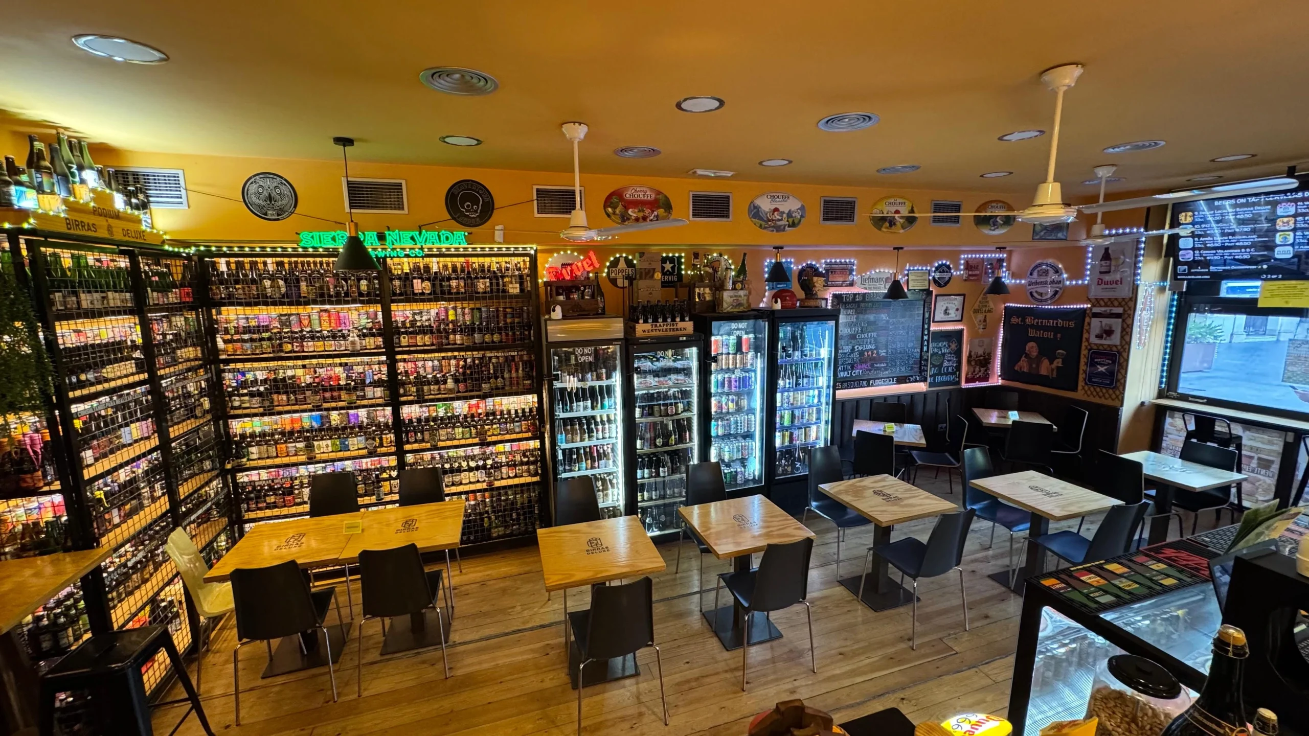 foto-mesas-birras-deluxe cata cervezas en malaga